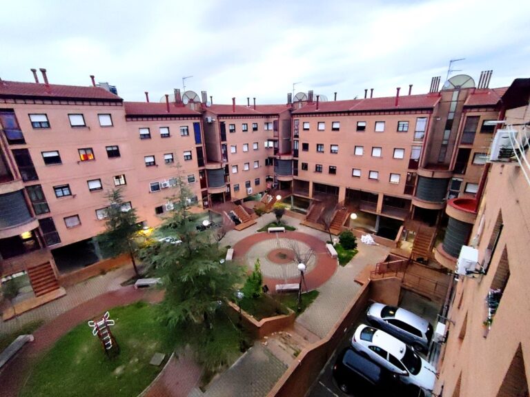 Patio ajardinado de la urbanización del piso en alquiler junto a la calle General Ricardos, Carabanchel
