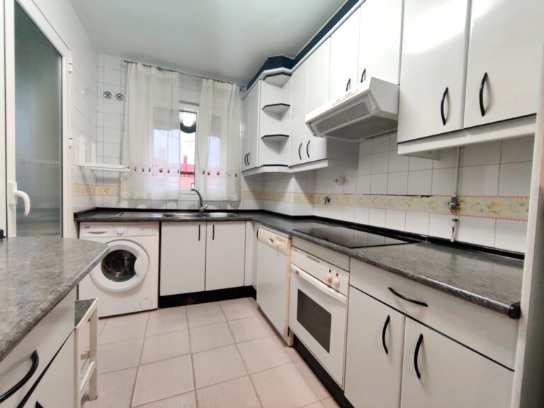 Cocina amueblada y equipada del piso en alquiler junto a General Ricardos, Carabanchel
