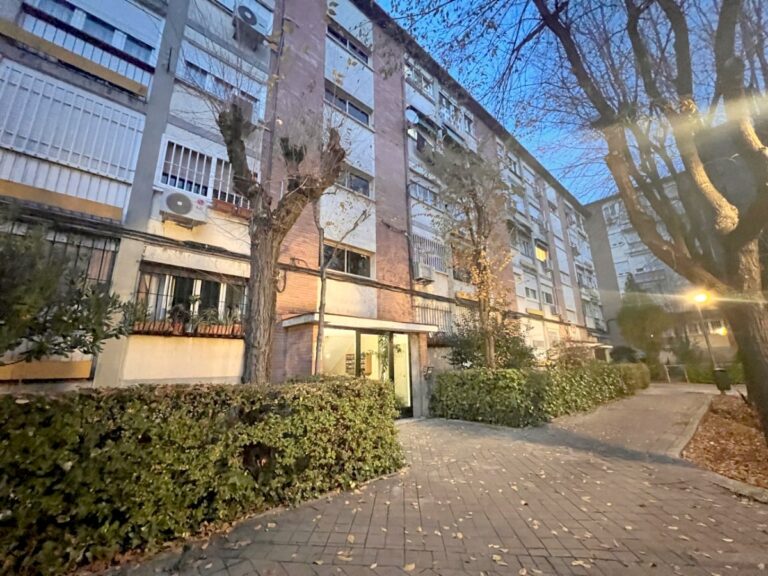 Fachada y zona ajardinada de la finca del piso en alquiler en Media Legua, Moratalaz