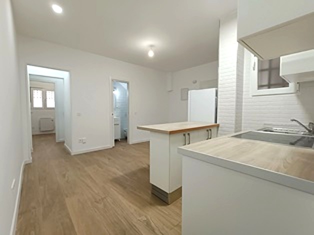 Cocina con isla del piso reformado en alquiler en Pradolongo, Usera
