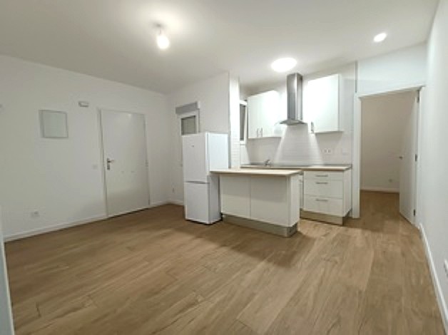 Salón con cocina americana del piso reformado en alquiler en Pradolongo, Usera